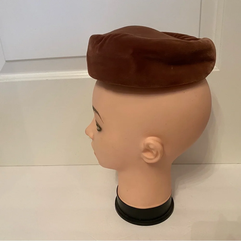 MADCAPS VINTAGE HAT PILLBOX BROWN PLUSH VELOUR FEEL ONE SIZE OS CHURCH MOB WIFE